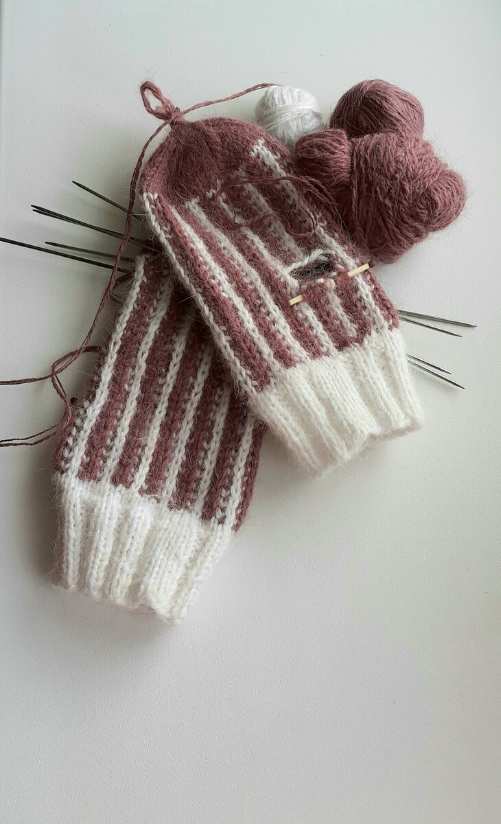 Ленивый жаккард: 1 ряд- белые петли. 2 ряд- 3 кричневых петли провязать, 1 петлю белую из предыдущего ряда снять. 3 ряд: Нить поменять и: 1белую петлю провязать, 1 коричневую из предыдущего ряда снять, 2 белые.