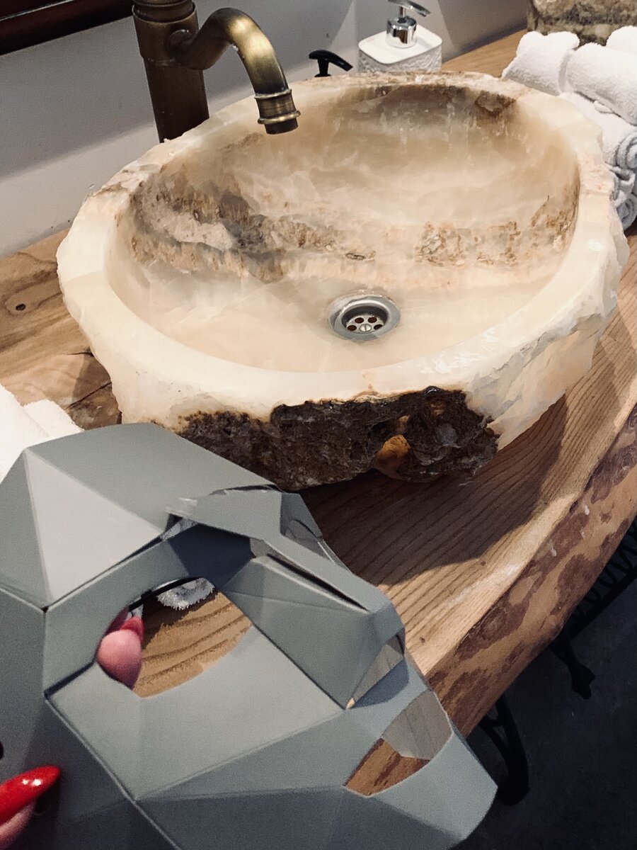 Вот такие маски мы надеваем . А ещё на нас будут плащи с капюшоном и мы все становимся одинаковыми и обезличенными.