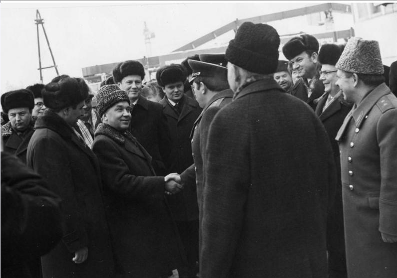 Г.В.Романов в гостях у пограничников Северо-Запада, в Сосновом Бору. Его приветствует заместитель начальника сосновоборского погранотряда Герой Советского Союза Юрий Бабанский, отличившийся в 1969 году в боях на острове Даманский. Источник фото - http://www.all-sbor.net/forum/attachment.php?attachmentid=3904&d=1244025339. 