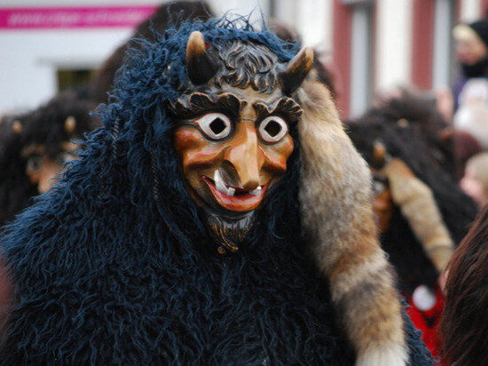     О солнце как символе весны и новой жизни напоминают и колесо, которое поджигали на высоком шесте, и костры, через которые во время масленичных гуляний прыгала молодежь. / canva.com