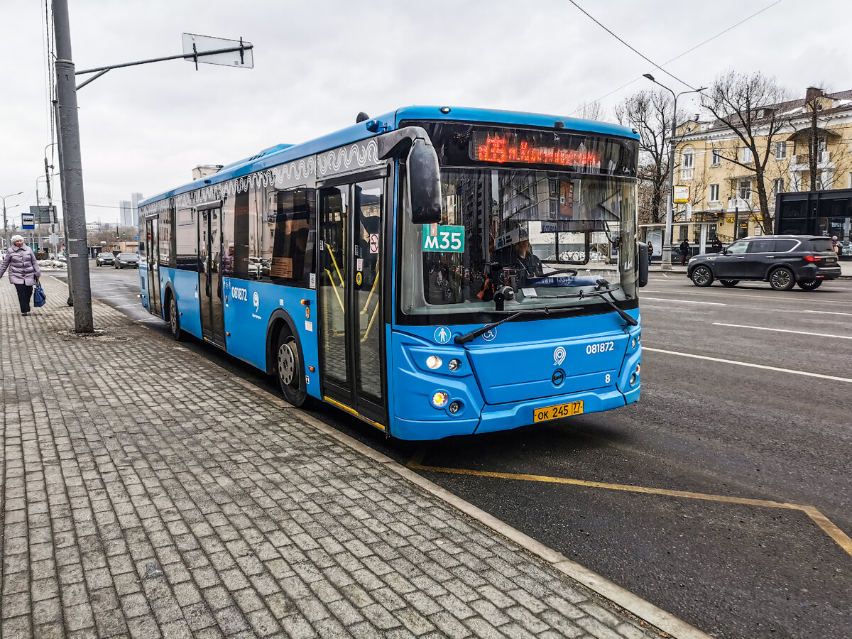 От конечной остановки "Метро "Полежаевская"" я немножко прошёлся на другую одноимённую остановку  и первым попавшимся автобусом стал 081872 ЛиАЗ-5292, следовавший по маршруту м35. На нём я доехал до конечной остановки "Метро "Краснопресненская"".