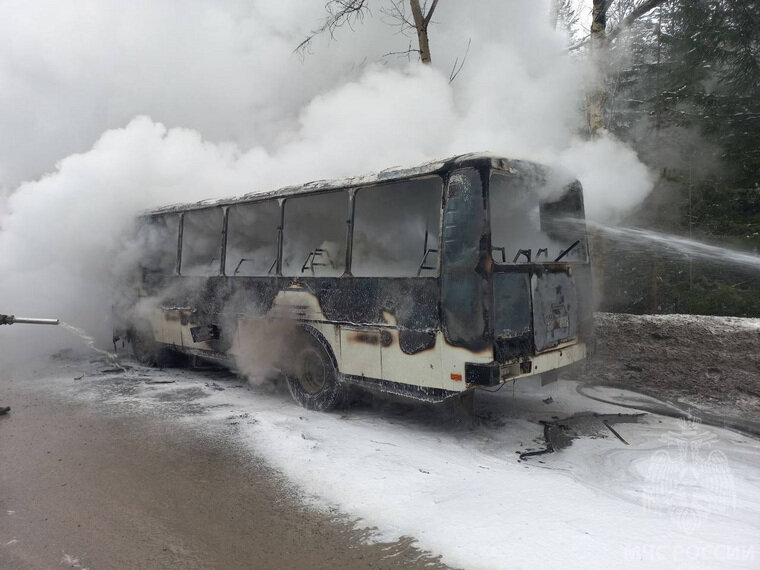    В автобусе на момент пожара находились пассажиры, они эвакуировались до приезда пожарных