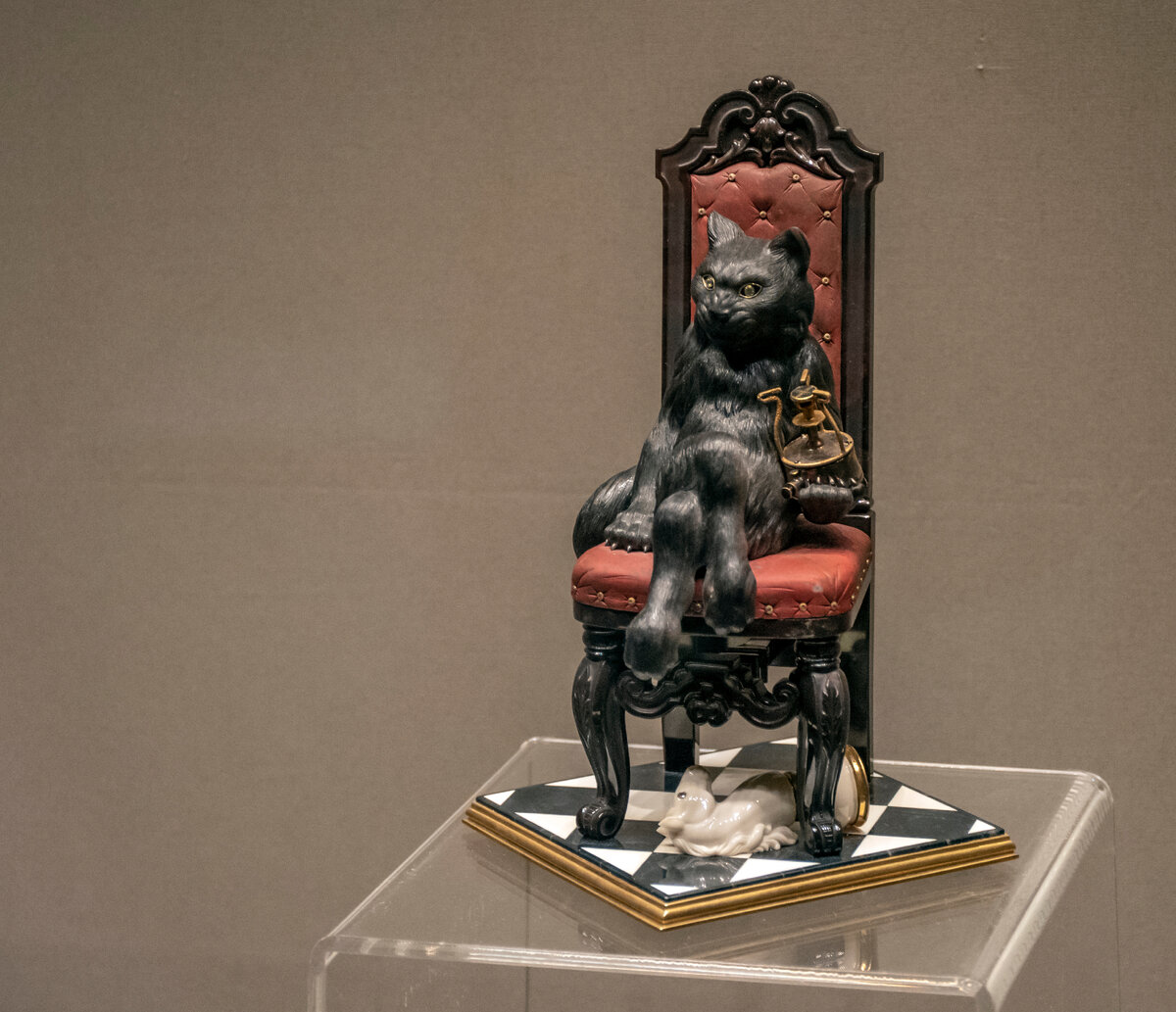 «Кот Бегемот». Обсидиан, яшма, кахолонг, хризолиты, золото, серебро, бриллианты, металл; золочение, резьба. Мастре Г. Е. Пылин. Санкт-Петербург, 2000 г.