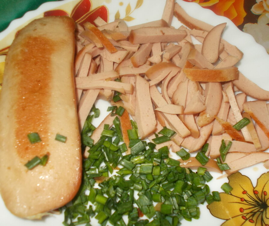    «Припек»: копченые сардельки и зеленый лук