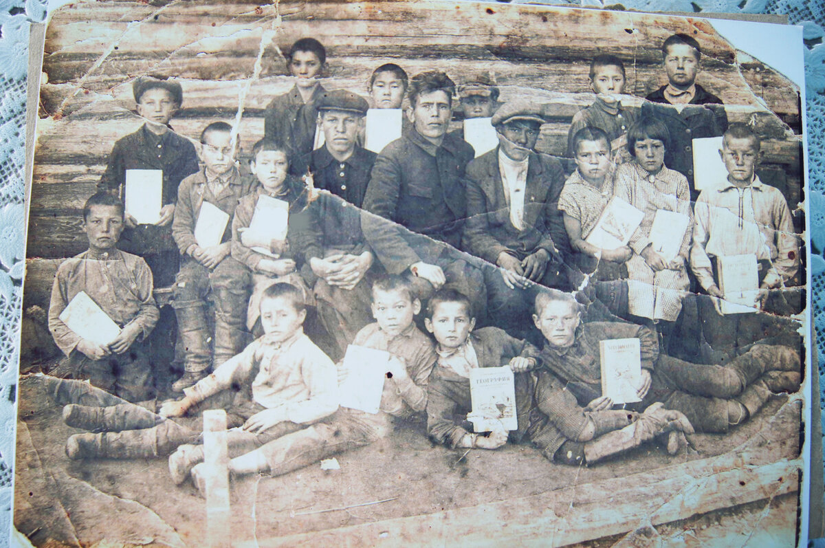 Фото конца 1930-х годов. Пашино-Романовская школа. Учителя Алексей Зиновьевич Сидоров, Александр Александрович Голубев с учениками.