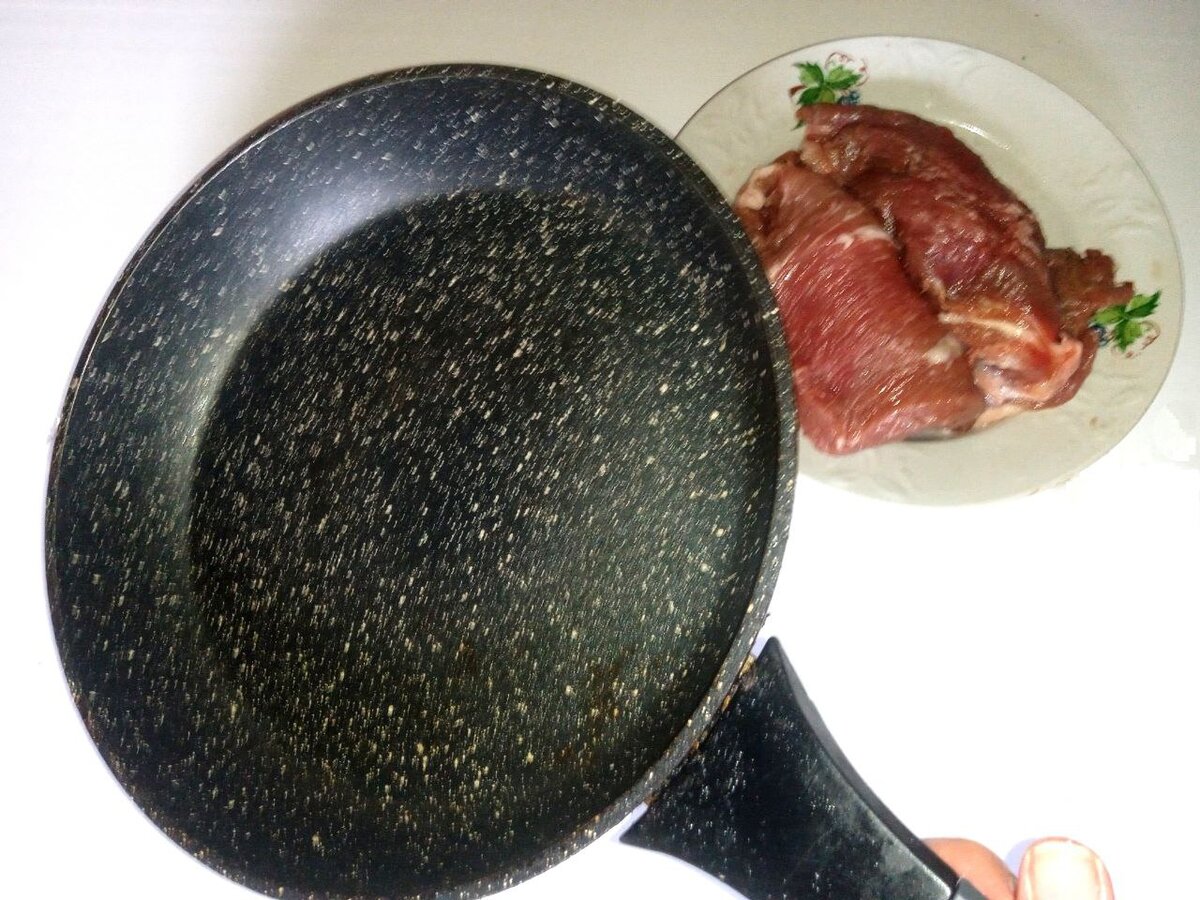 Готовьте гуляш в сковороде с толстыми стенками и дном