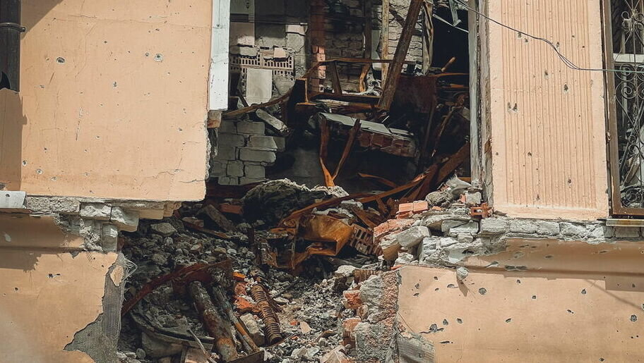     В Ростовской области приговорили к году колонии бывшего замглавы администрации Гуково Алексея Александрина, из-за небрежной работы которого ребенок погиб под завалом кирпичей, об этом сообщили в пресс-службе донской прокуратуры.