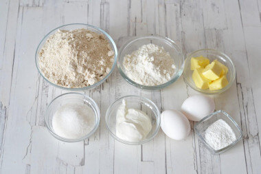 ШАГ 1:
Как сделать печенье из овсяной муки? Подготовьте необходимые ингредиенты. Яйца берите крупные, отборные. Если яйца мелкие, второй категории, возьмите их 3 штуки. Пшеничную муку используйте высшего сорта. Овсяную муку можете взять готовую магазинную, а можете приготовить самостоятельно, перемолов в кофемолке овсяные хлопья. Сливочное масло и сметана должны быть качественными и соответствовать ГОСТу.