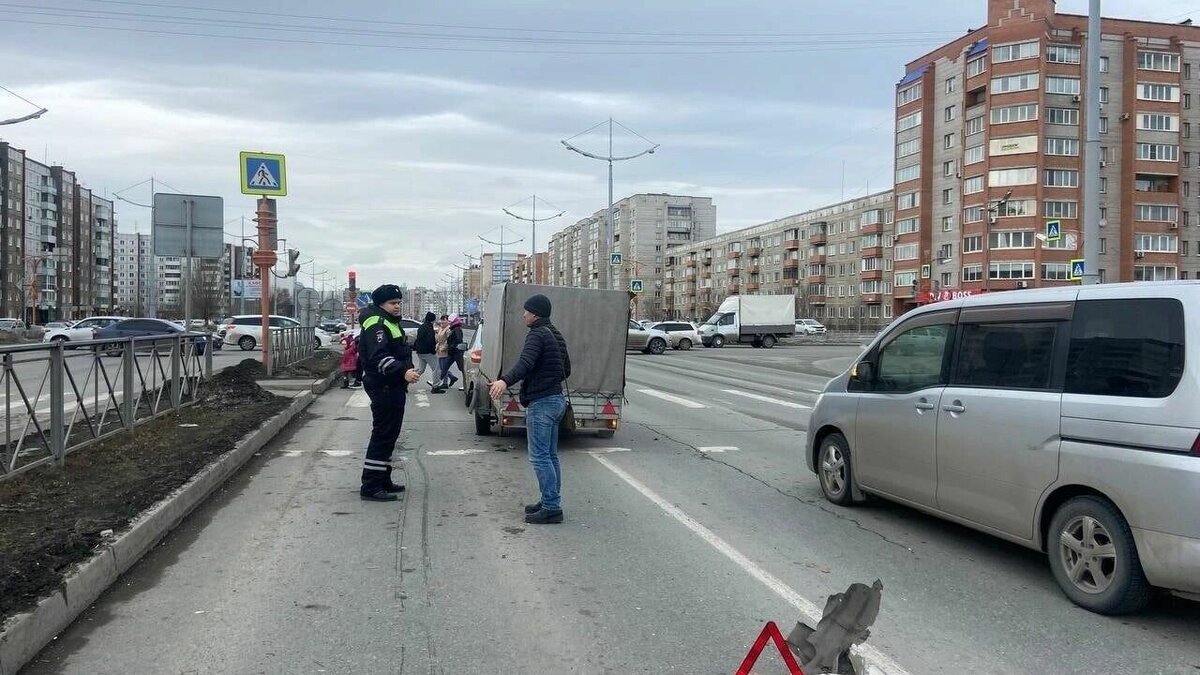     В центре Абакана водитель устроил аварию и поехал на красный, чтобы сбежать с места ДТП. Всё это попало на камеру.