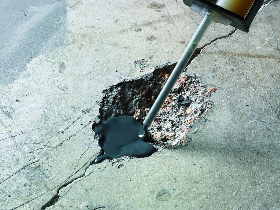 К вспучиванию и неровности поверхности бетонного пола может приводить разрушающее влияние грунтового основания.При этом лицевой слой пола остаётся абсолютно гладким и без трещин. Его неровность может быть вызвана вспучиванием грунта в холодное время года на складе без отопления, усадкой сооружения, воздействием грунтовых вод или недостаточной трамбовкой основания в процессе устройства пола.