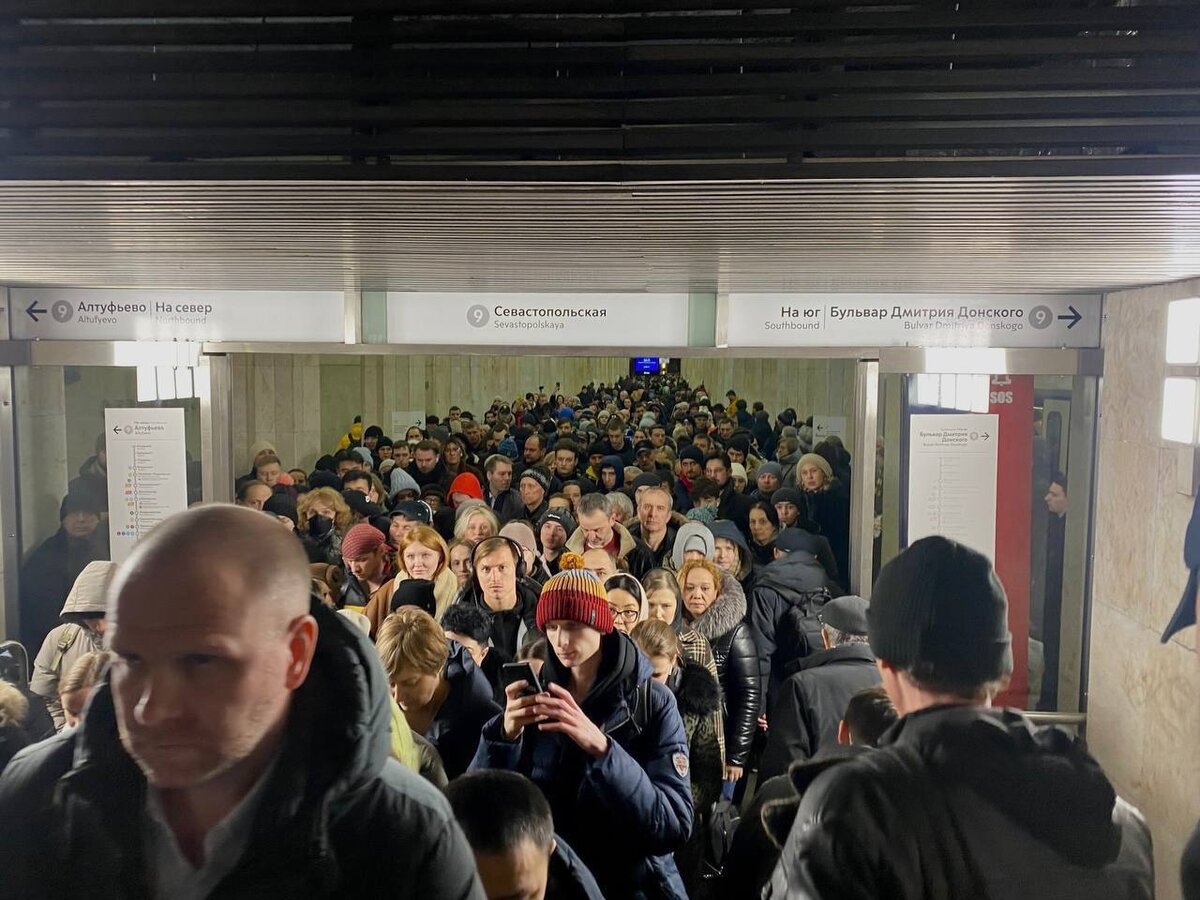 толпа в московском метро