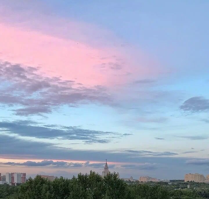 Море над москвой. Розовый закат в городе. Голубое небо в городе. Розовый закат в Москве. Москва небо.