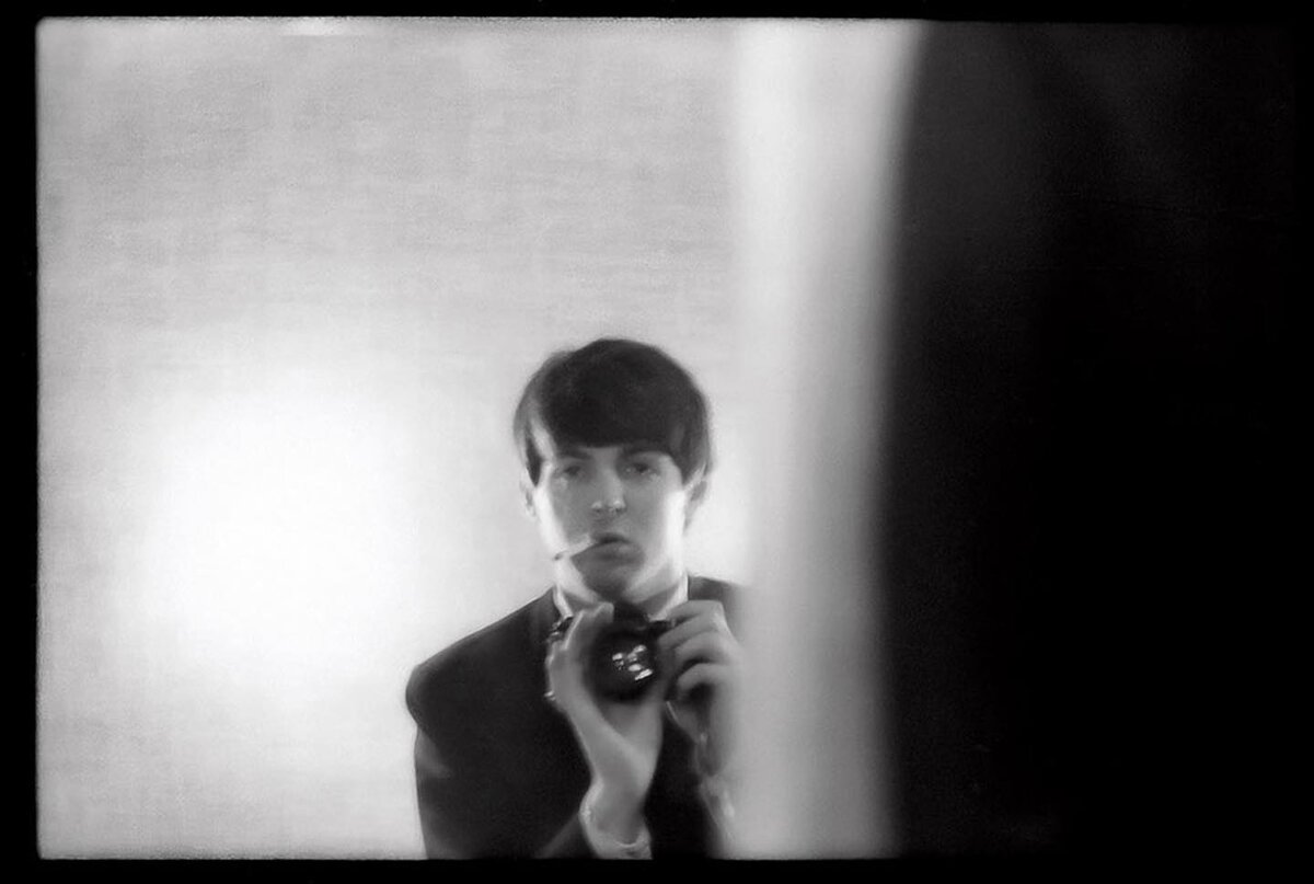 © Paul McCartney: Автопортрет в зеркале. Париж, 1964 г. Источник: https://www.paulmccartney.com