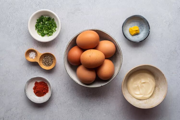 Простые и ароматные ингредиенты для создания фаршированных яиц  Фото: thespruceeats.com