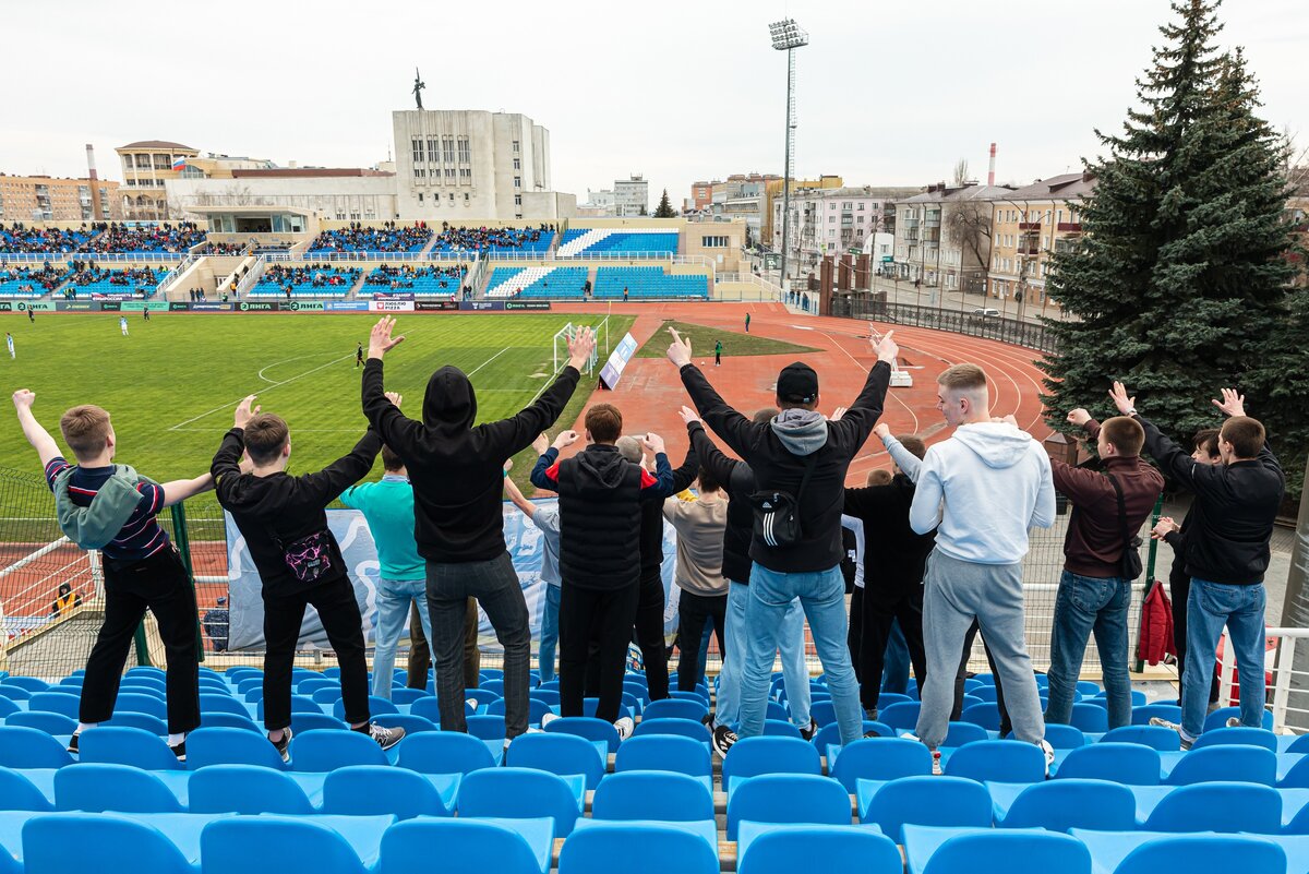 Болельщики курского «Авангарда» на матче против «Космоса».