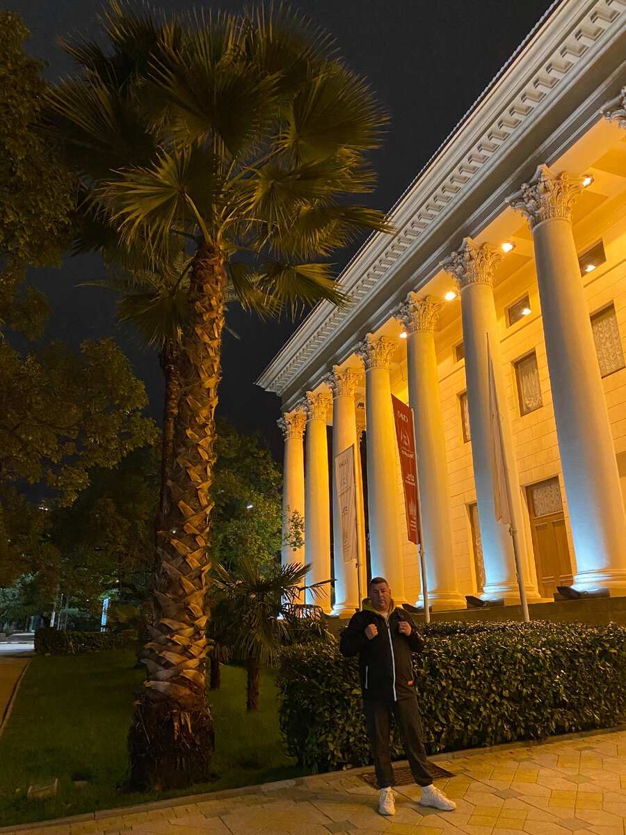 Ни один театр не обходится без собственной загадки,все тайны и легенды «главной сцены» города-курорта Сочи.