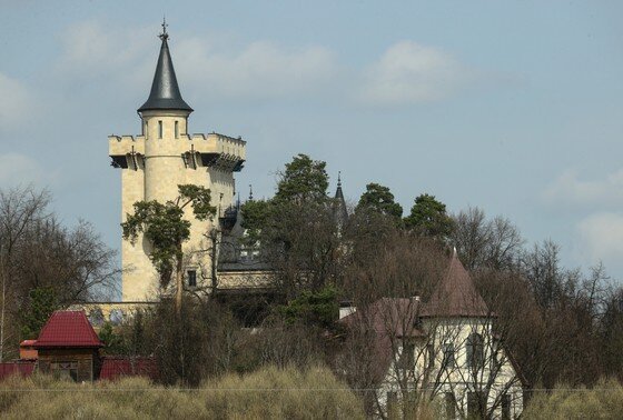   Замок в деревне Грязь Аллы Пугачевой и Максима Галкина