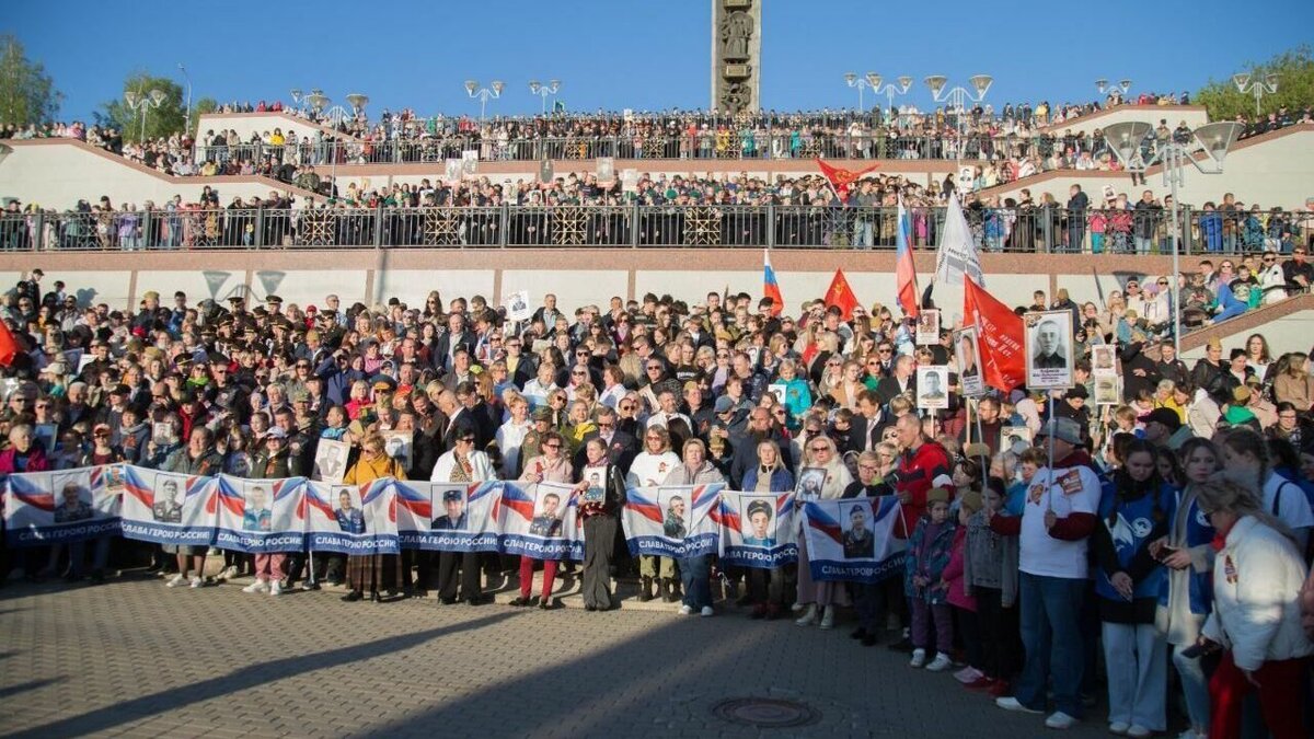     9 мая на набережной Ижевского пруда выступил народный хор «ZA отцов и сыновей», на этот раз он объединил более 5 тысяч человек.