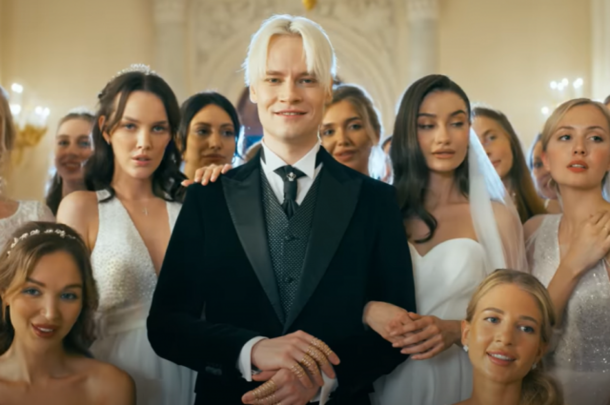    Кадр из клипа "Мёд"