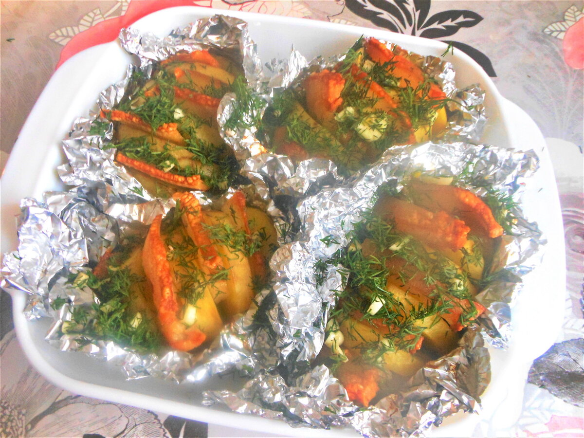 От аромата и вкуса этого блюда мгновенно просыпается аппетит, ведь это любимый многими, такой простой рецепт картошки с салом в духовке в фольге. Сытно, аппетитно и совсем несложно даже для новичка. Если так случилось, что вы еще не знаете, как приготовить картошку с салом в духовке в фольге, тогда нужно срочно наверстывать упущенное. Нежная, аппетитная и очень ароматная картошка может стать гарниром к любому основному блюду.