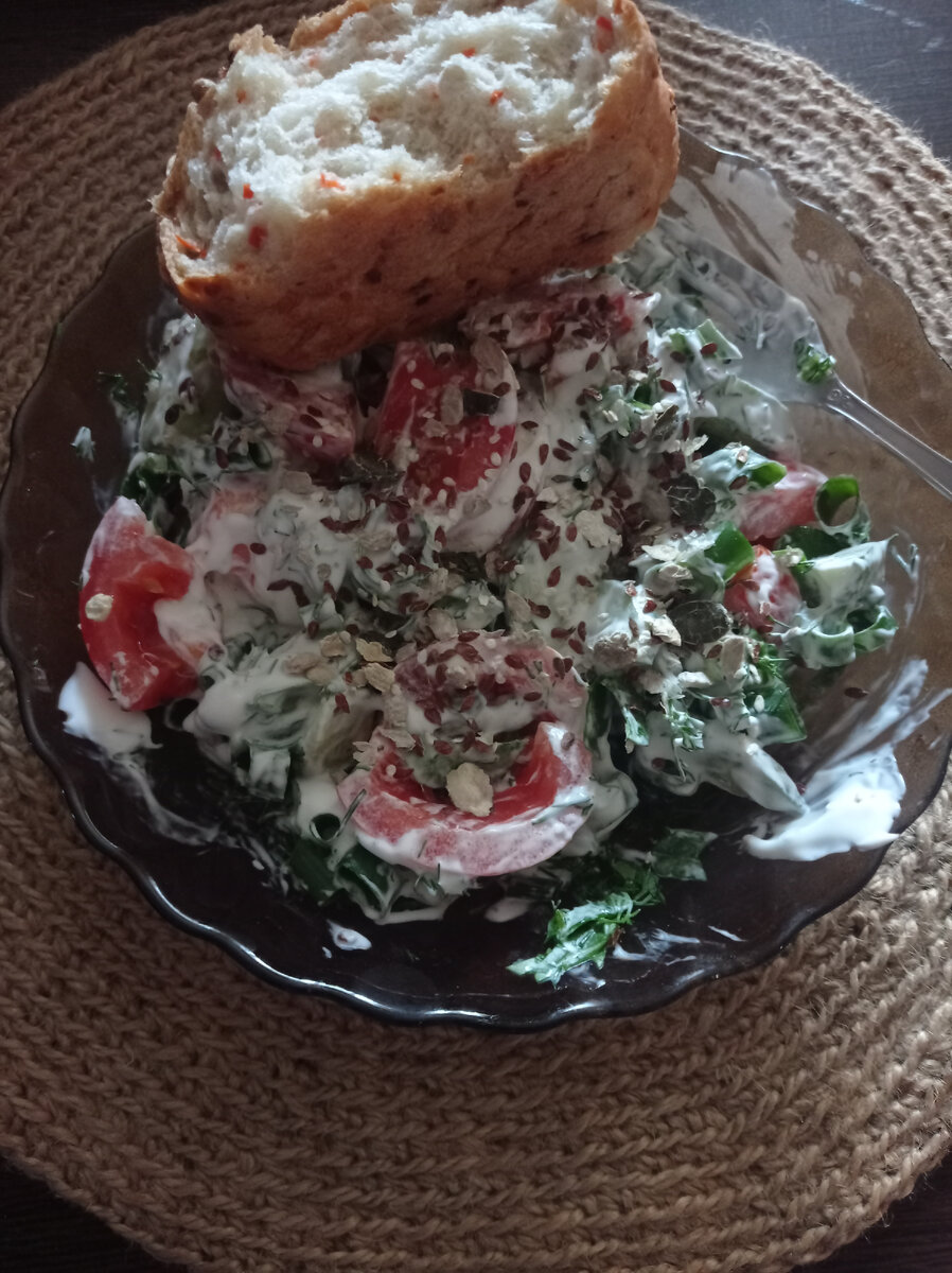 Нет, не месиво. Овощной салат. Плюс своя зелень и горбушка хлеба, чтоб по макать в сметанку. 