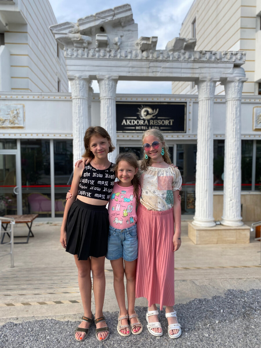 У входа в отель Akdora Resort 4*