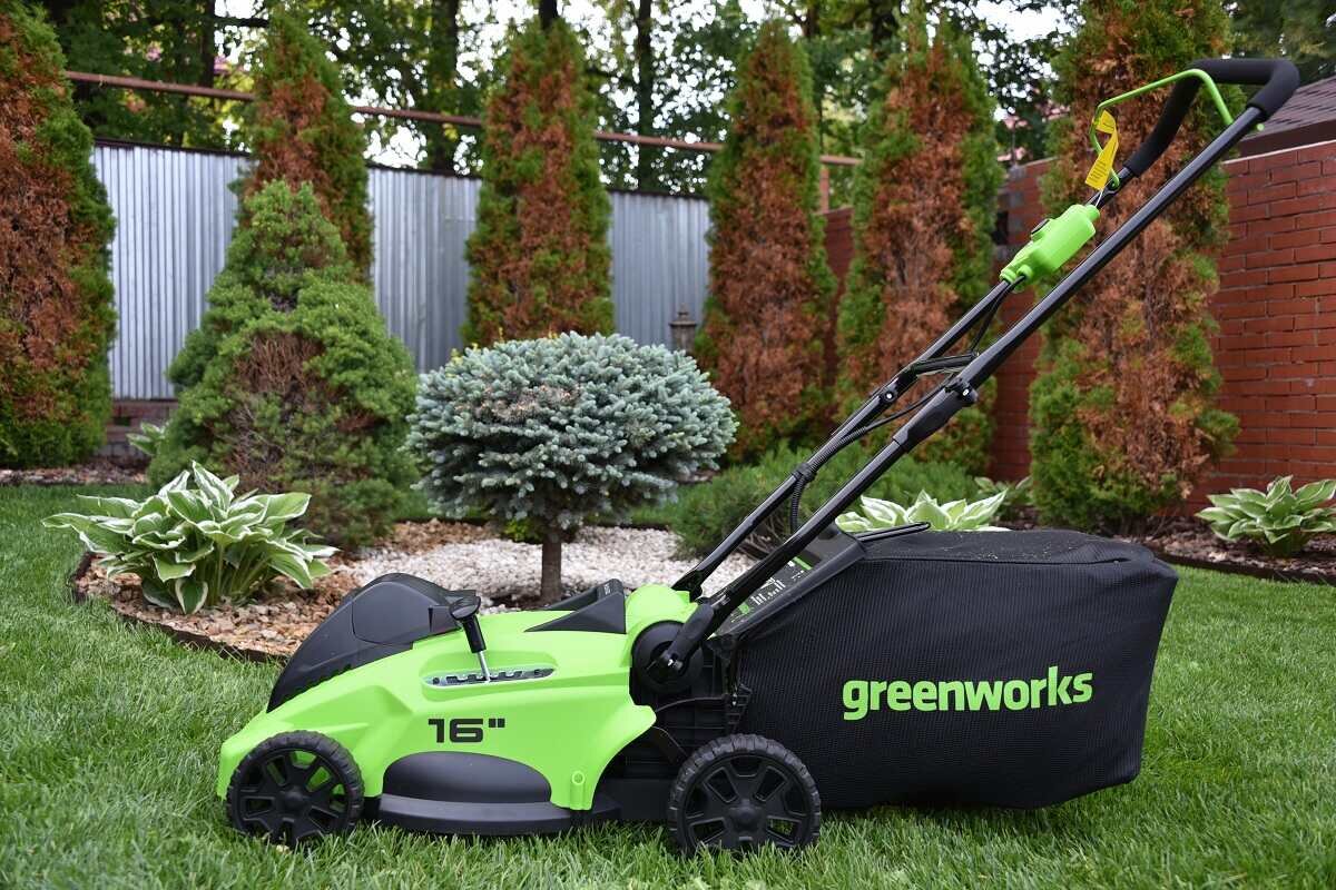 Аккумуляторная газонокосилка Greenworks GD40LM16X обзор и стрижка газона |  ToDay News Ufa | Дзен