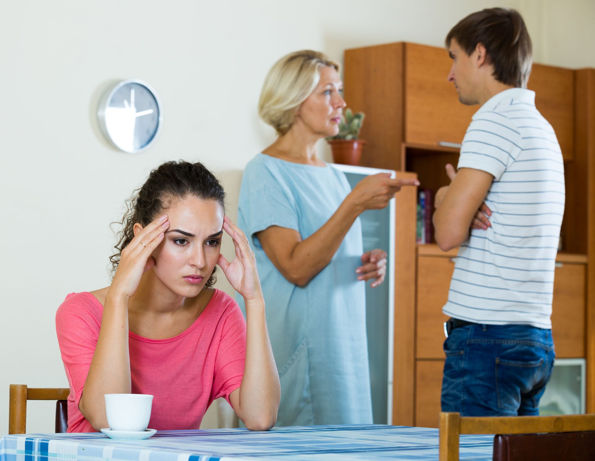 Ссора с свекровью. Отношения со свекровью. Ссора с родителями. Мама и дочь ссорятся. Ссора с мамой.