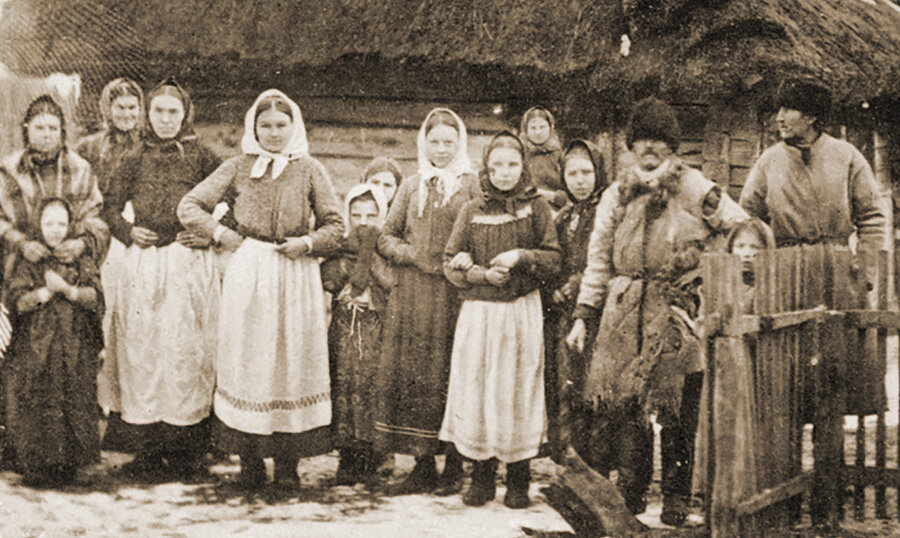 Но погодите, когда в России был пик рождаемости? В середине 19 века, по 7 (семь) детей на женщину. Разве эти семьи жили богаче? Беднее они жили. В разы. Не было стирмашинок, подгузников, водопровода, канализации, нормальной медицины, детских садиков. Была изнурительная работа в поле или на фабрике, скученность, смрад и высокая смертность. 

