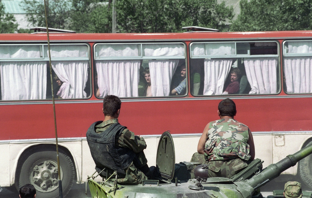 Захват заложников детей в автобусе. Буденновске теракт в Буденновске 1995. Теракт в буденовске1995,.
