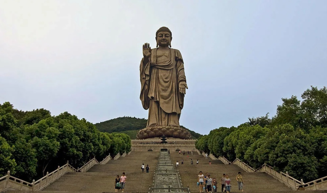 Май буда. Статуя Будды весеннего храма в Китае. Будда весеннего храма Китай. Будда Шакьямуни статуя в Китае. Самые большие статуи Будды в мире.