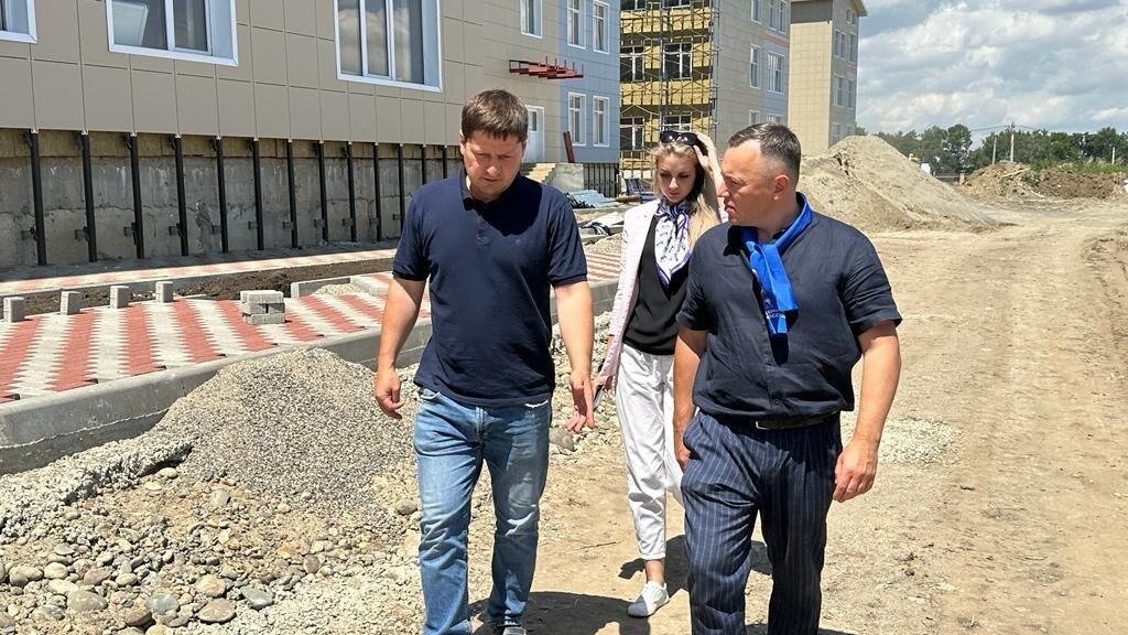     Партийный десант «Единой России» проконтролировал ход строительства новой школы по улице Прекрасной, 2 в Михайловске. Председатель Думы Шпаковского муниципального округа Сергей Печкуров и исполнительный секретарь местного отделения ЕР Анна Маляренко проверили соблюдение сроков и качество работ.