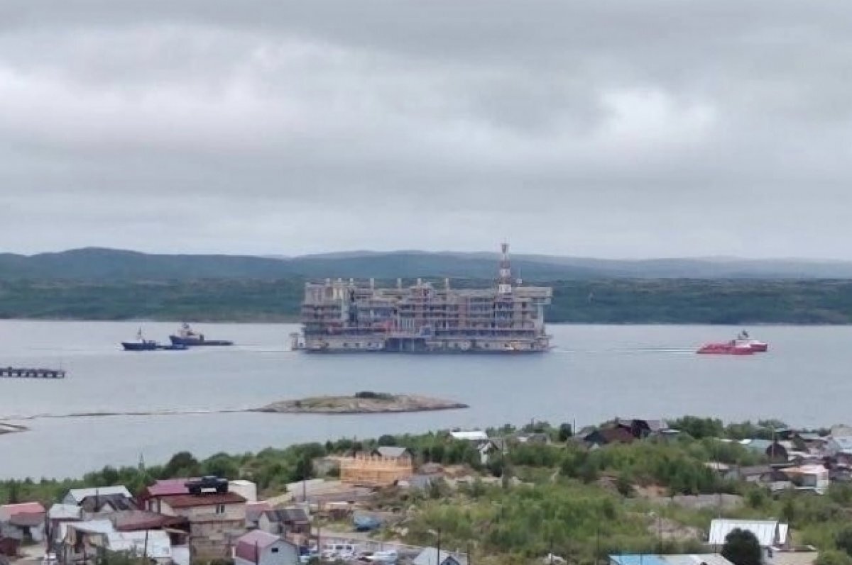    Плавучий завод проходит по Кольскому заливу