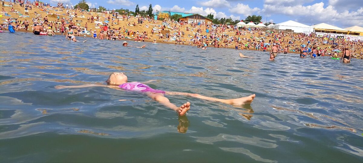 Дочь воды не боится и наслаждается купанием в соленой воде как положено