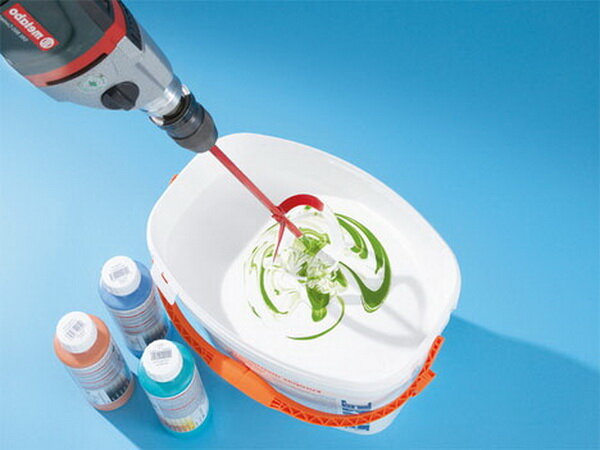 Смешивание белой краски с колером с помощью дрели