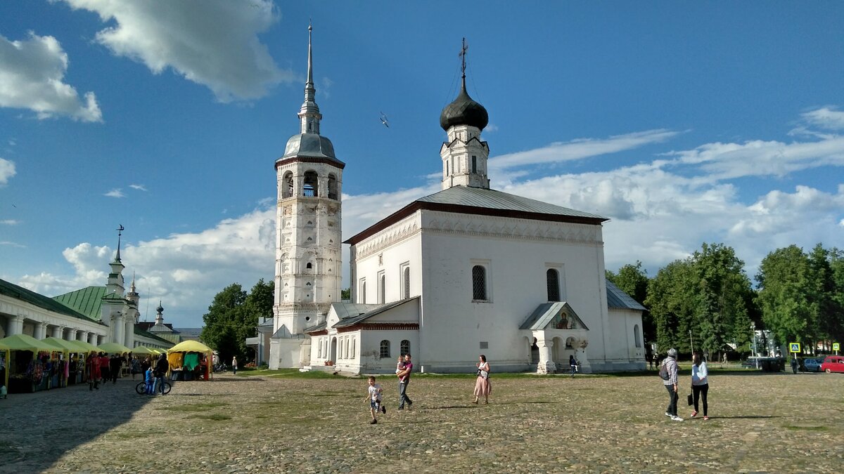 Торговая площадь, Воскресенская церковь