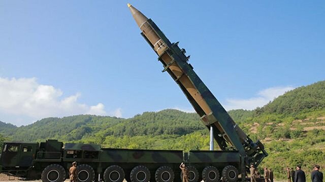 
Открытым текстом объясняю: скопировать такую сложную конструкцию без тонкостей технологии производства, без опытных специалистов — невозможно! Украинское беззастенчивое враньё, что Пхеньян увидал ракеты по телевизору и перерисовал двигатели с экрана при помощи копирки — смешно до колик. Ещё смешнее, что Порошенко продолжает рекламировать свои услуги как главного контрабандиста вооружений.