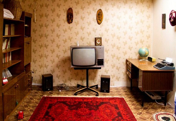 Подсмотрев,  как люди генерируют квесты в Санкт-Петербурге, Артём с другом Егором  начали думать о первой локации. Все квесты в стране были просты и  банальны - ключики, замочки, никакой электроники. Стать ещё одной  безликой калькой категорически не хотелось. Сыграть решили на антураже.  Тут-то в игру и вступили бабушки, которые заочно помогли оформить  комнату в стиле «давно это было».