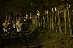 
Группа жольдунаков (носителей колокольчиков) под названием Занпанцар принимает участие в карнавале между пиренейскими деревнями Итурен и Зубиета Фотография: Альваро Барриентос / AP
FacebookTwitterPinterest