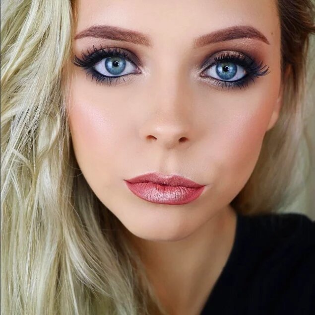 Пышные (но не достающие до самых бровей) ресницы делают взгляд наивным и сексуальным.