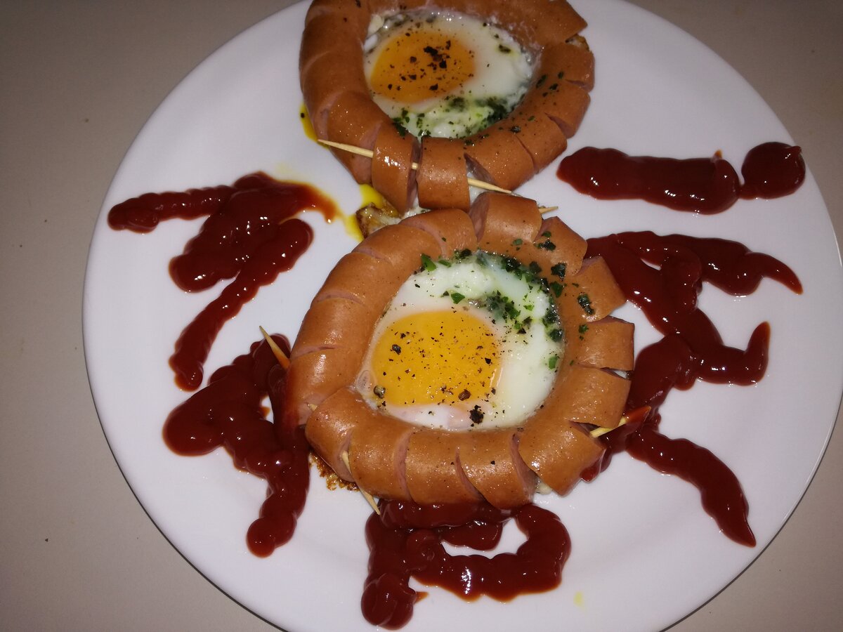 Хотите приготовить для своей дамы праздничный завтрак на 8 марта? Тогда этот рецепт как раз для вас. Я научу вас, как приготовить праздничную яичницу. 