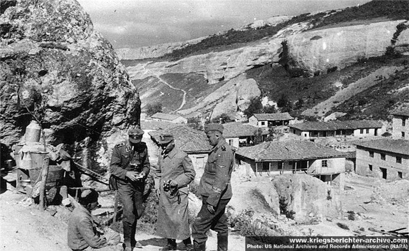 Немецкие военные беседуют с жителем села Черкез-Кермен. Фото военных лет