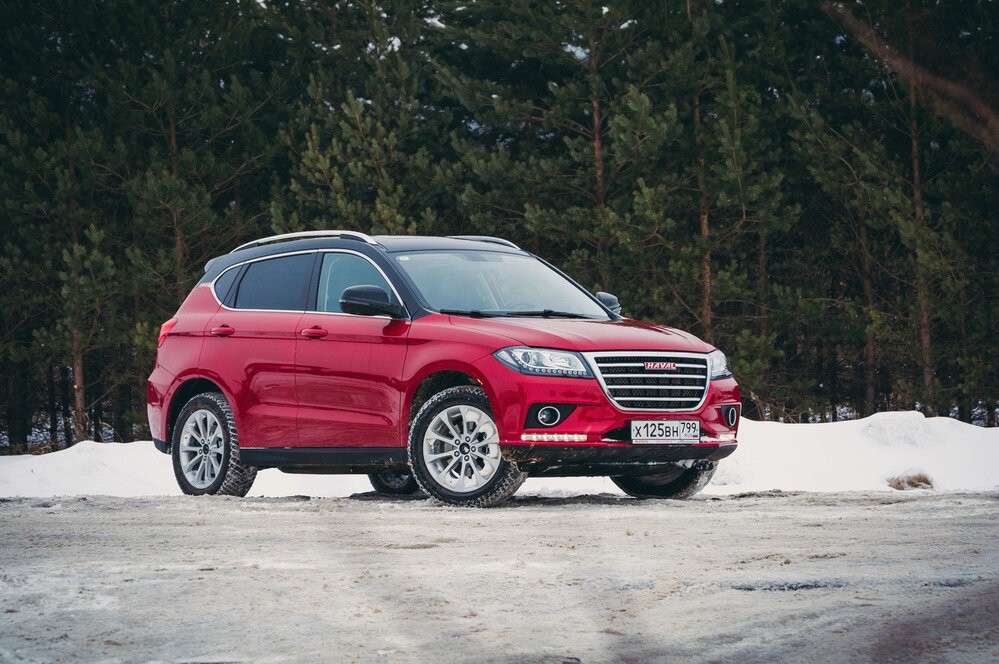   Цены  на Haval H2 стартуют с отметки в 1 079 900 руб. за переднеприводный  кроссовер с МКП и передним приводом. Самый доступный H2 с автоматом  обойдётся в 1 199 900 руб., но такие машины бывают исключительно  переднеприводными. Полноприводный Haval с механикой обойдётся минимум в 1  129 900 руб. Самый дорогой H2 AT 2WD в комплектации Elite, как у нас,  стоит 1 249 900 руб.  