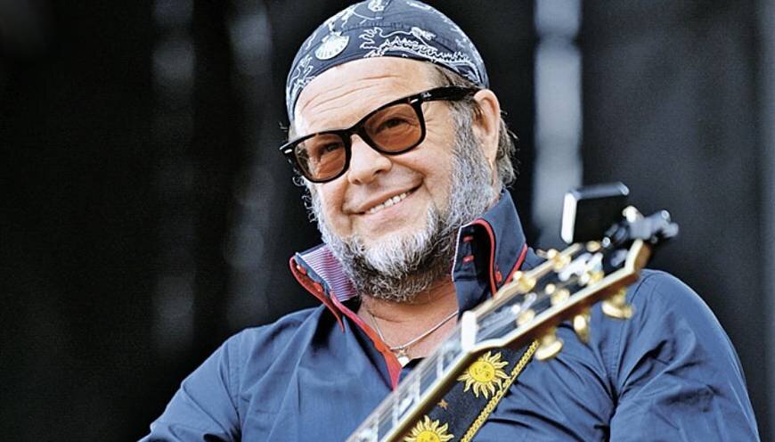 Ведь когда он бывает на гастролях, всегда обращается со слов -Дорогие Мои; делает неожиданные подарки, то концерт на Центральной площади Полтавы средь бела дня сыграют, то в Киевское метро спустится, чтоб встретиться вместе с народом. По его словам, разумные люди всегда найдут способы договорится и всё должно получится.   
 