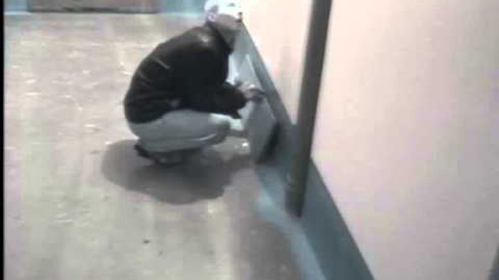 Наркоман ищет закладку в подъезде                                                        