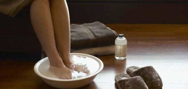 Полностью победить насморк в самые короткие сроки можно в том случае, если начать лечение на ранних стадиях простудного заболевания. Лечебное воздействие ножных ванн при рините заключается в стимулировании рефлексогенных зон, расположенных в области ступней и напрямую связанных с важнейшими внутренними органами.
 Прогревание нижних конечностей при рините способствует расширению кровеносных сосудов, активизации кровообращения, а также ускорению оттока жидкости из основного очага воспаления.
 
 Это приводит к ускорению процесса транспортировки лимфоцитов и укреплению иммунитета, в результате чего организм получает возможность самостоятельно бороться с простудными заболеваниями.
 Способ парить ноги при насморке отличается высокой эффективностью, так как он направлен на снижение избыточного кровенаполнения слизистой оболочки. В результате временного погружения нижних конечностей в горячую воду поток крови из верхних дыхательных путей направляется в ступни, что снижает кровенаполнение носовых протоков и устраняет отечности слизистой.