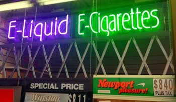 Свидетельства растущей привлекательности вэйпинга можно увидеть повсюду - от городских витрин (как здесь) до киосков в пригородных торговых центрах. Тем не менее подростки, похоже, в значительной степени не осознают - или не обеспокоены - новыми данными об этих рисках. Использование электронных сигарет теперь превзошло использование обычных сигарет. Только за последний год использование электронной сигареты в средних школах США утроилось.