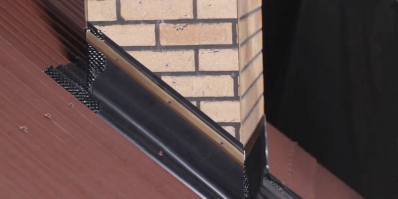 фартук примыкания. планка примыкания 150х250. примыкание фальцевой кровли к вентшахте. монтаж примыкания кровли к стене. планка примыкания s6 sv15.