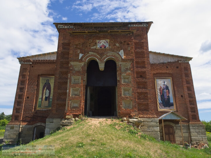 2. Баннеры с иконами висели еще в прошлый раз. Двери же при входе — нечто новое.