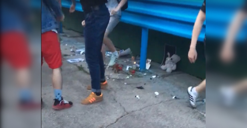 Неизвестные разгромили стихийный мемориал убитого рэпера XXXTentacion 
